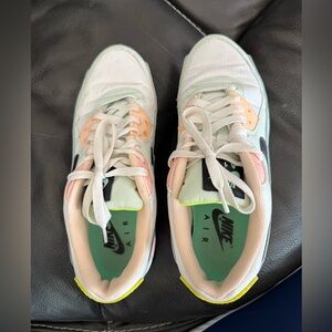 Women’s size 8.5 Nike VT2 running shoes. Pretty & comfortable. Wore a few times.